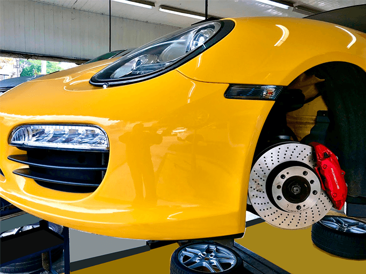 Disco de freio e pastilha anexada nas pinças na mecânica no morumbi - Morumbi Car Center